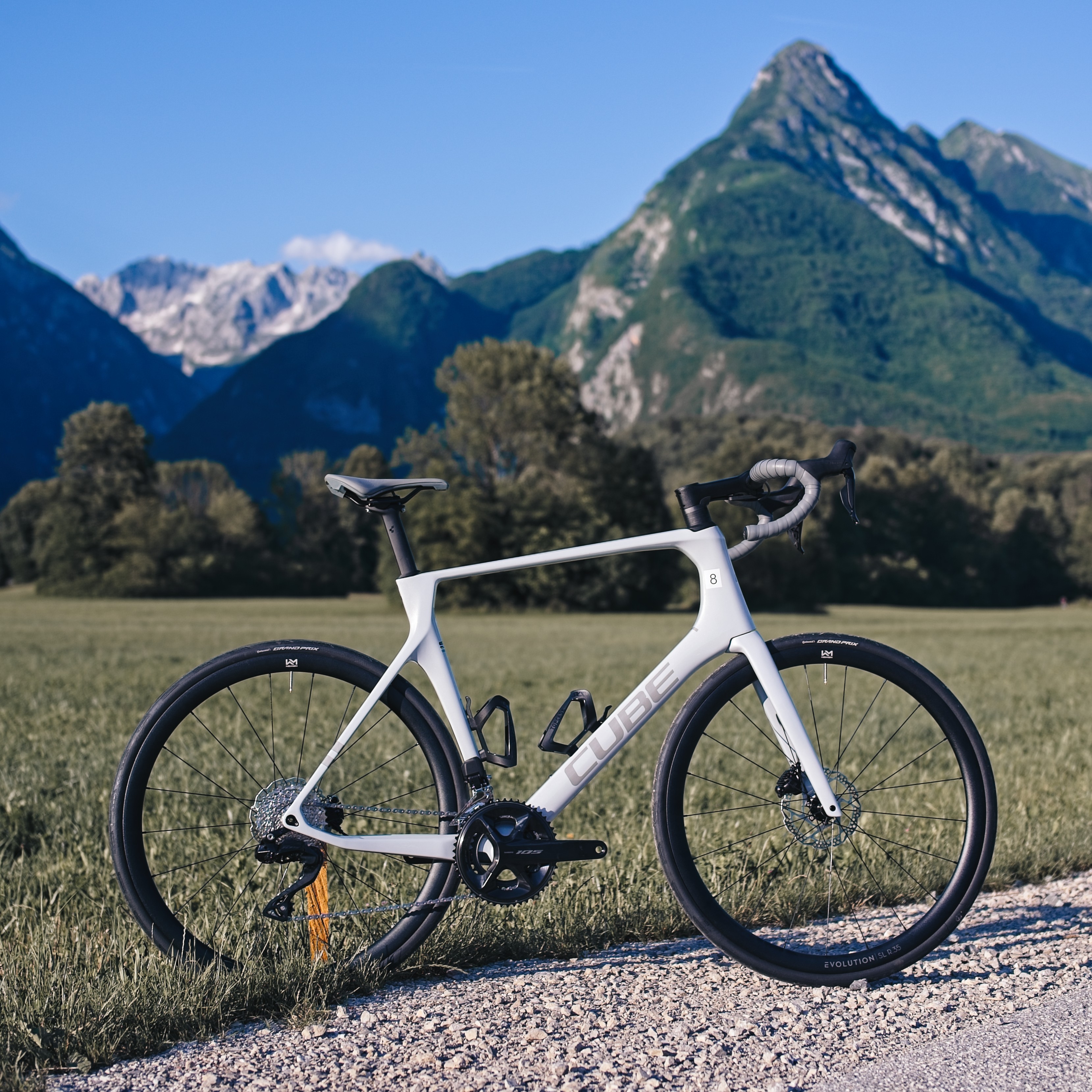 Cube Agree One C:62 size 62 - XL road bike rental in Bovec - Carbon frame with Shimano 105 Di2 groupset