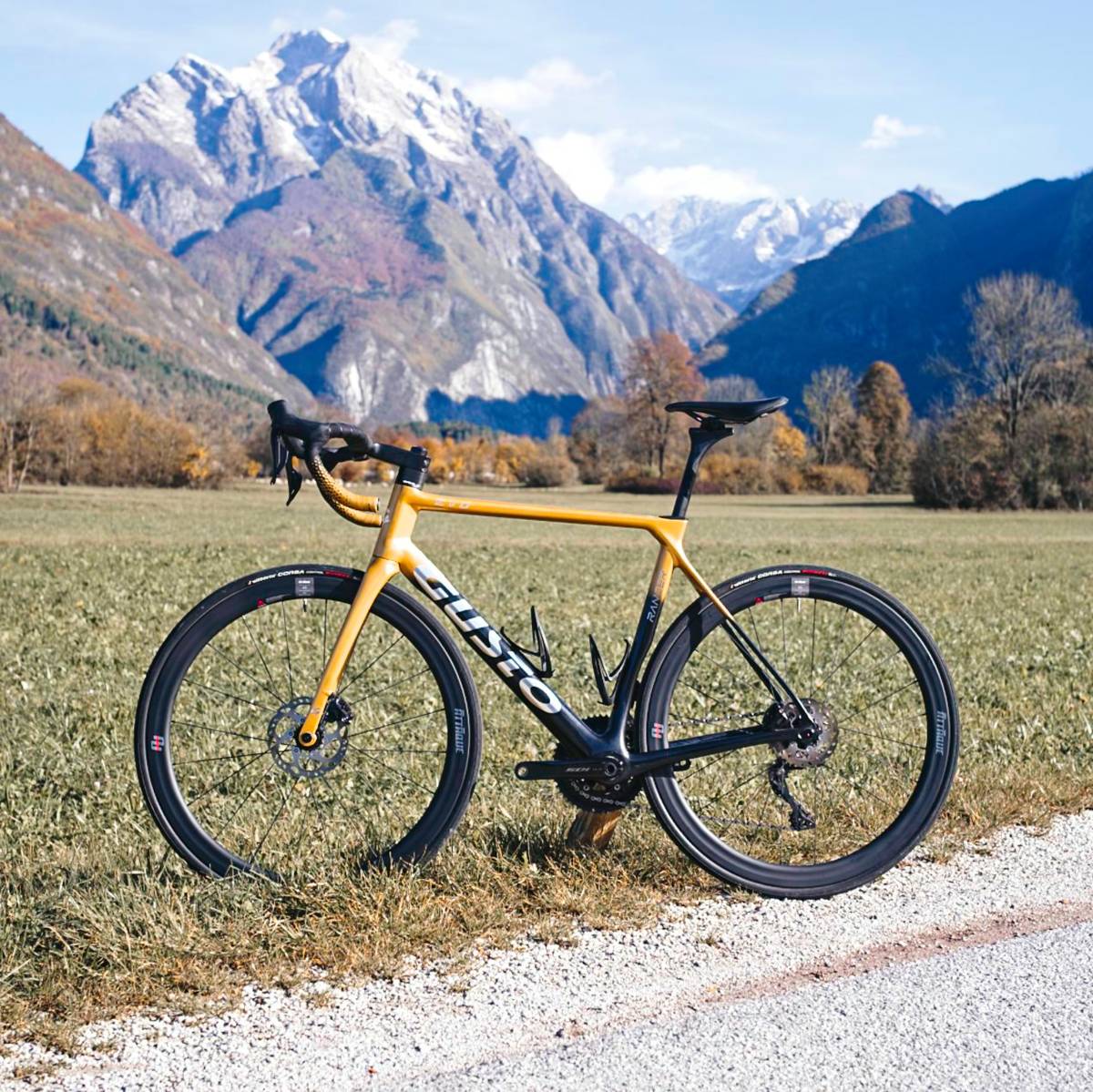 Gusto Ranger EVO - L - 105 road bike rental in Bovec - Carbon frame with Shimano 105 Di2 groupset