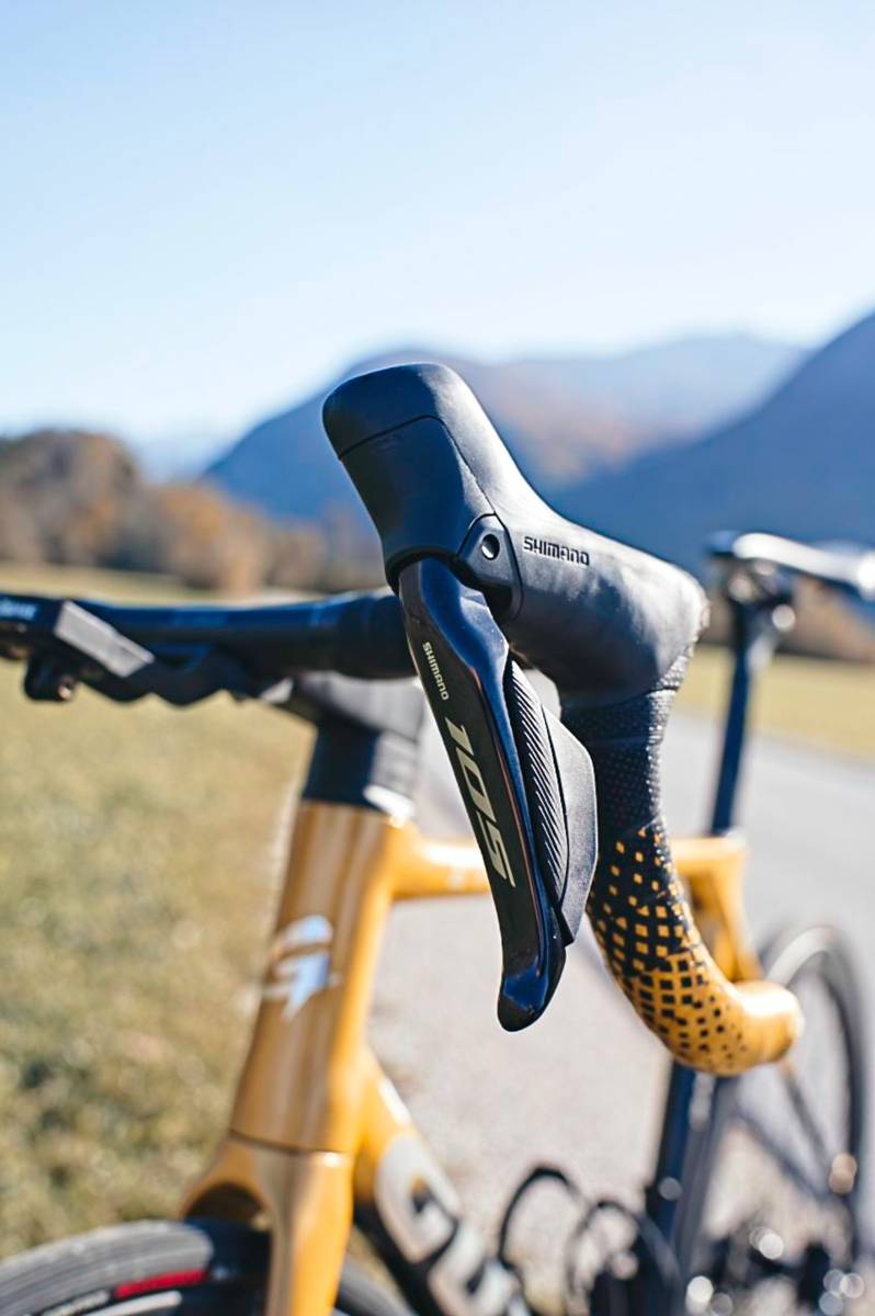 Gusto Ranger EVO - L - 105 road bike rental in Bovec - Carbon frame with Shimano 105 Di2 groupset