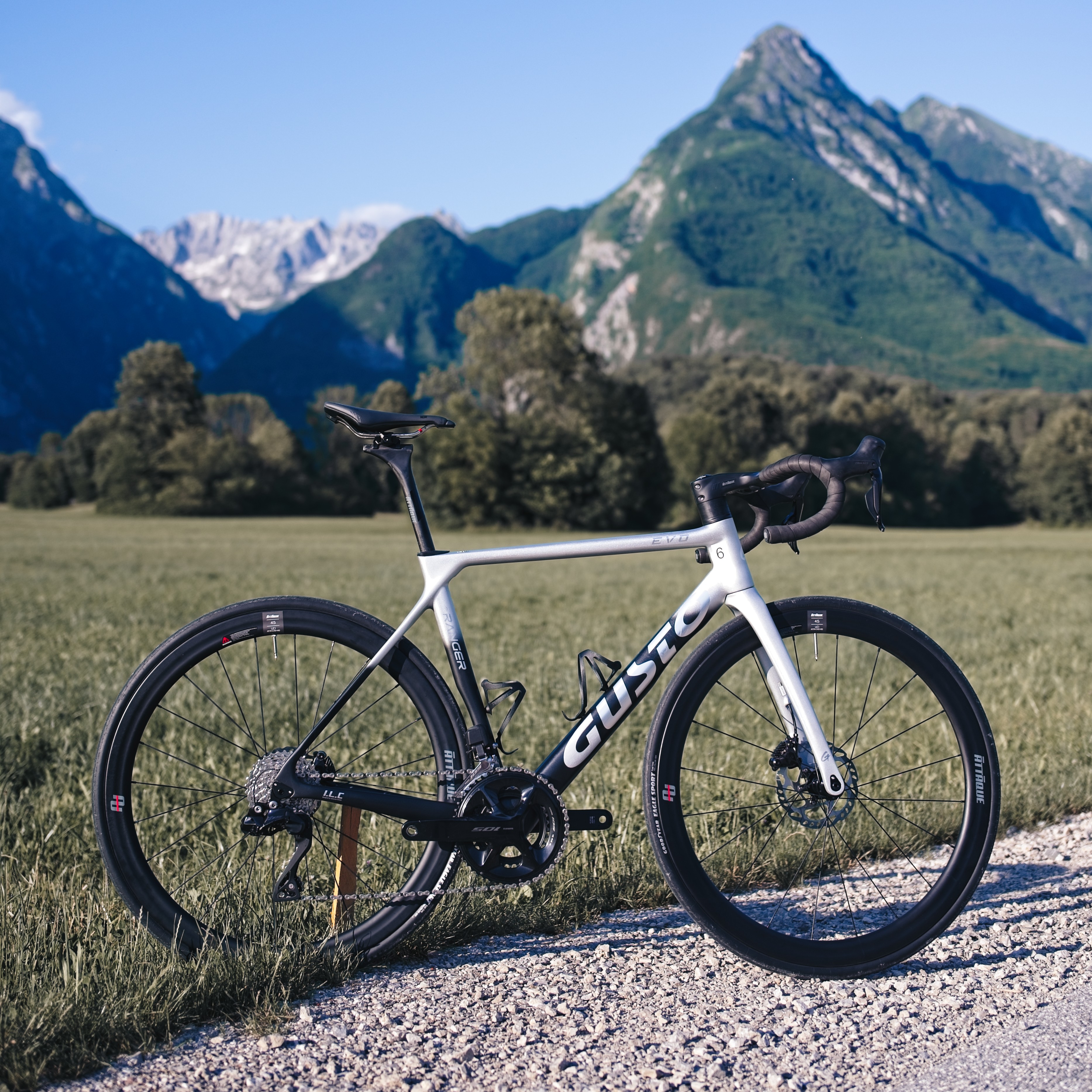 Gusto Ranger EVO - ML - 105 DI2 road bike rental in Bovec - Carbon frame with Shimano 105 Di2 groupset