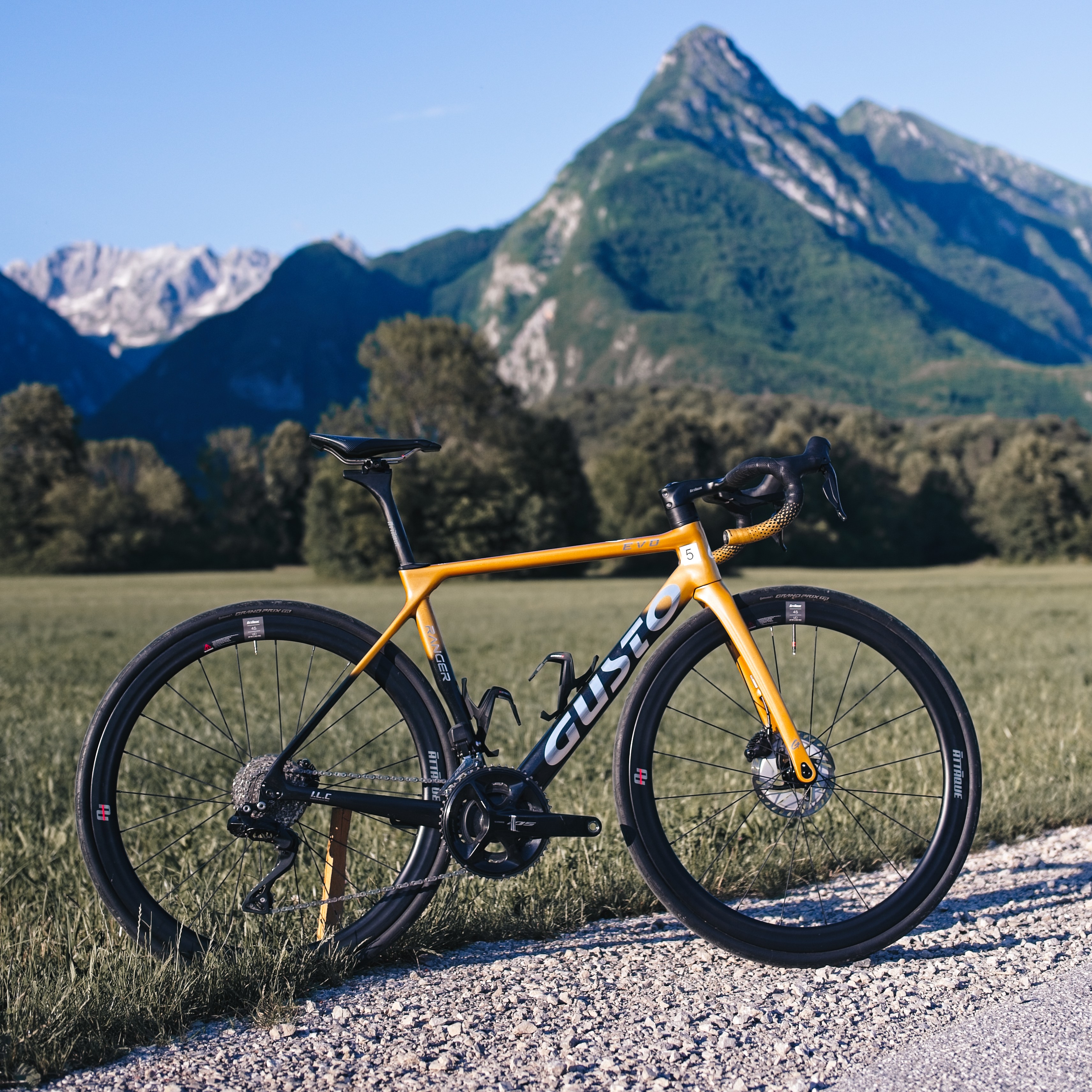 Gusto Ranger EVO - M - 105 DI2 road bike rental in Bovec - Carbon frame with Shimano 105 Di2 groupset