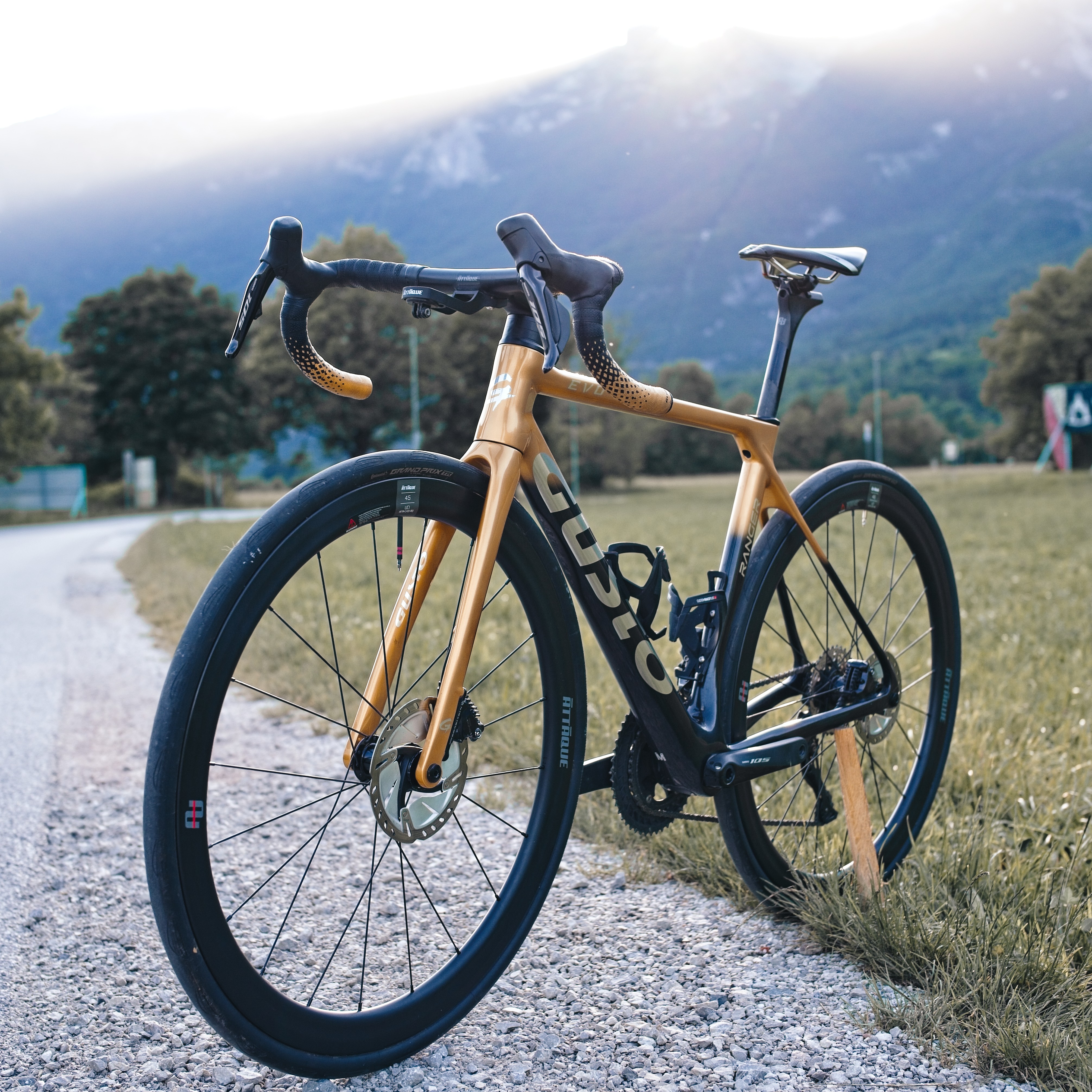 Gusto Ranger EVO - M - 105 DI2 road bike rental in Bovec - Carbon frame with Shimano 105 Di2 groupset