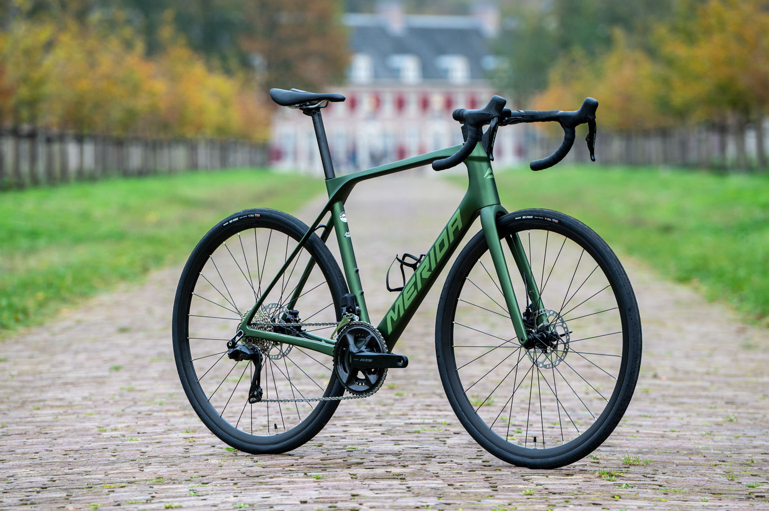 Merida Scultura Endurance 6000 road bike rental in Bovec - Carbon frame with Shimano 105 groupset